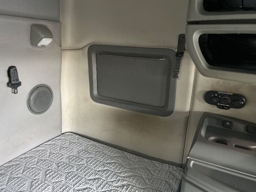 Sleeper Tractor-Heavy Duty Tractors-Volvo-2020-VNL64760-Madison-AL-667,083\n\t\tmiles-$ 50,750 - Image 18