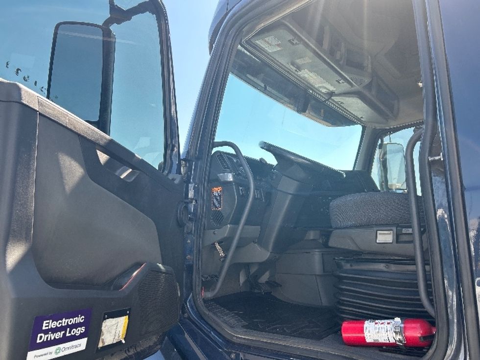 Sleeper Tractor-Heavy Duty Tractors-Volvo-2020-VNL64760-Madison-AL-667,083\n\t\tmiles-$ 50,750 - Image 9