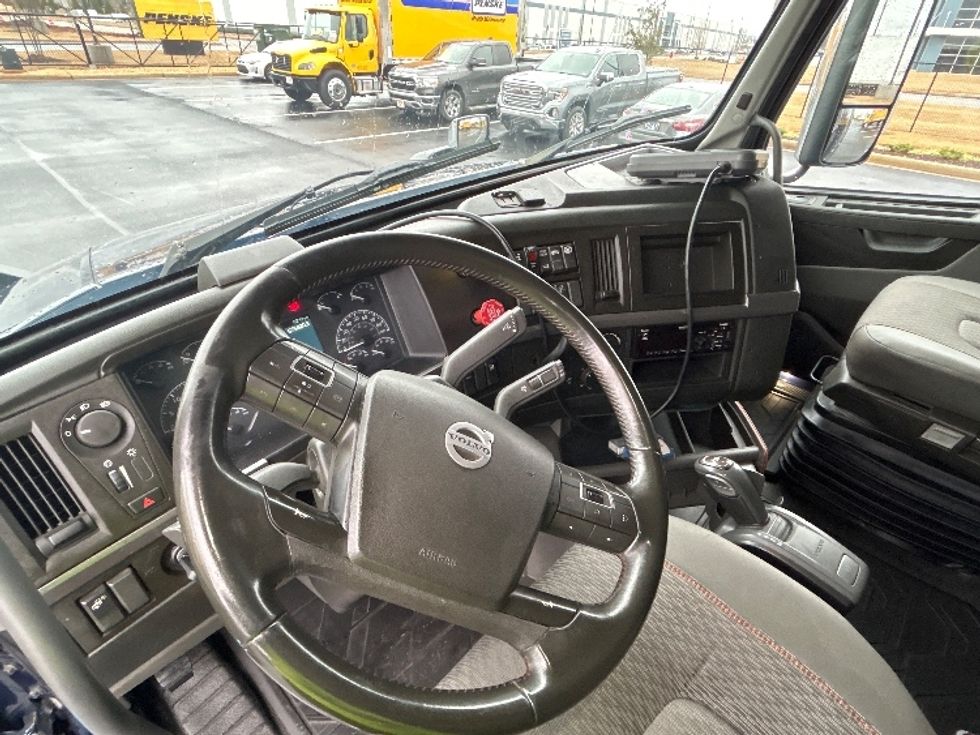 Sleeper Tractor-Heavy Duty Tractors-Volvo-2020-VNL64760-Madison-AL-675,818\n\t\tmiles-$ 50,250 - Image 10