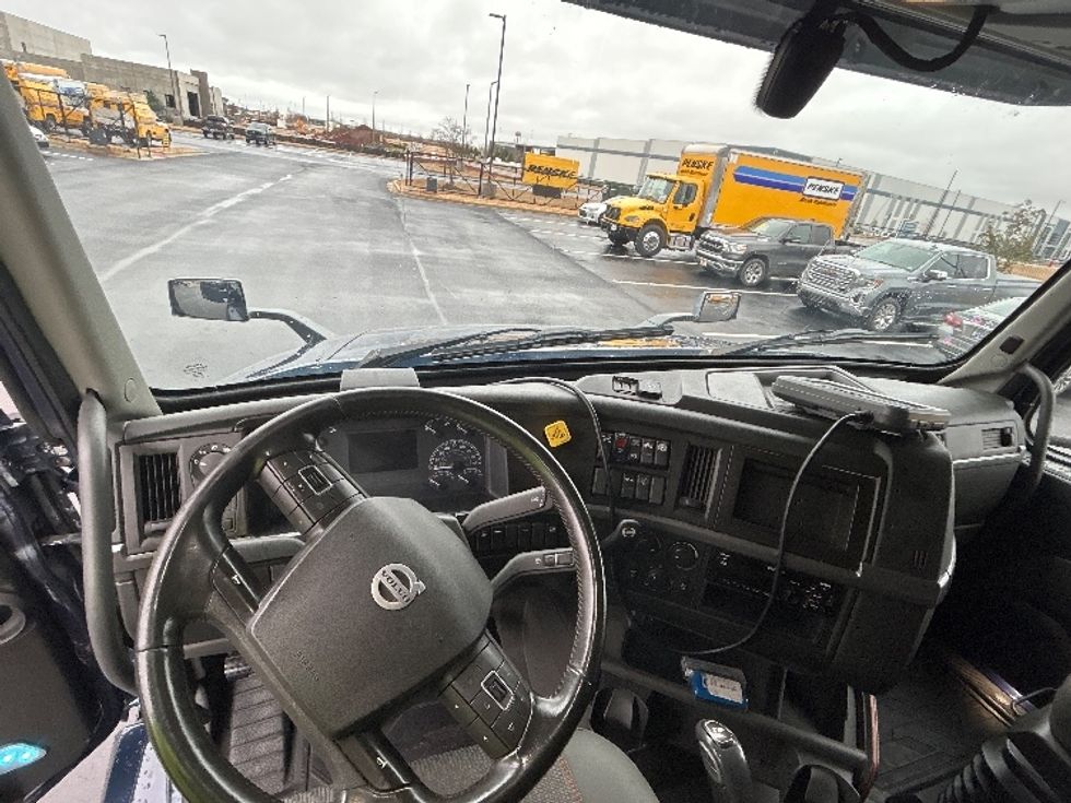 Sleeper Tractor-Heavy Duty Tractors-Volvo-2020-VNL64760-Madison-AL-675,818\n\t\tmiles-$ 50,250 - Image 11
