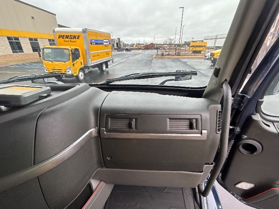 Sleeper Tractor-Heavy Duty Tractors-Volvo-2020-VNL64760-Madison-AL-675,818\n\t\tmiles-$ 50,250 - Image 14