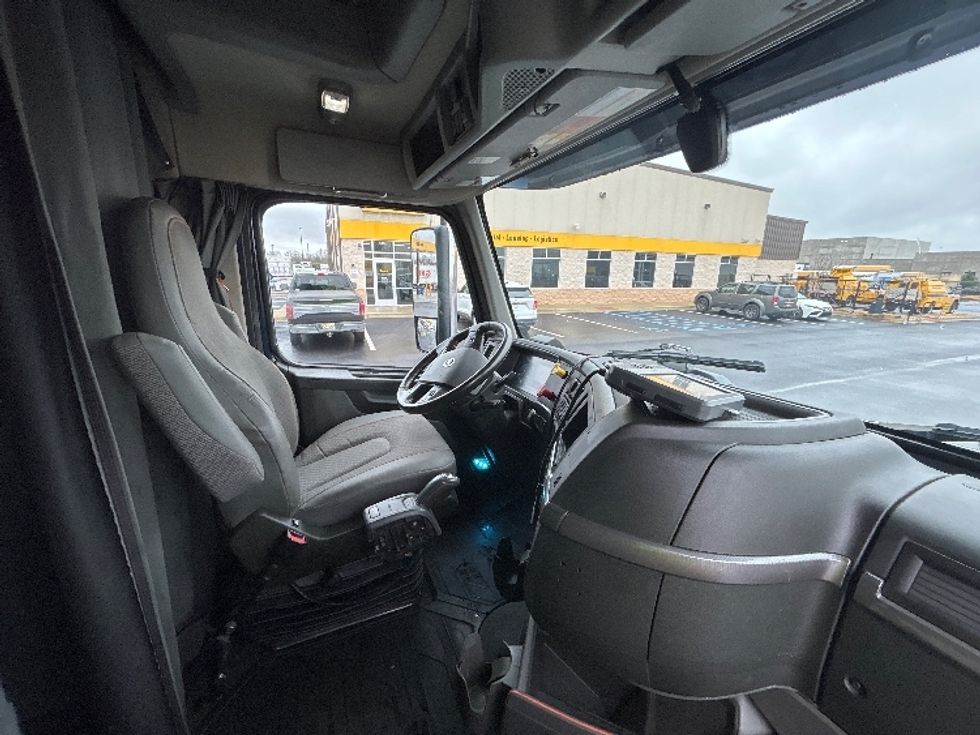 Sleeper Tractor-Heavy Duty Tractors-Volvo-2020-VNL64760-Madison-AL-675,818\n\t\tmiles-$ 50,250 - Image 15