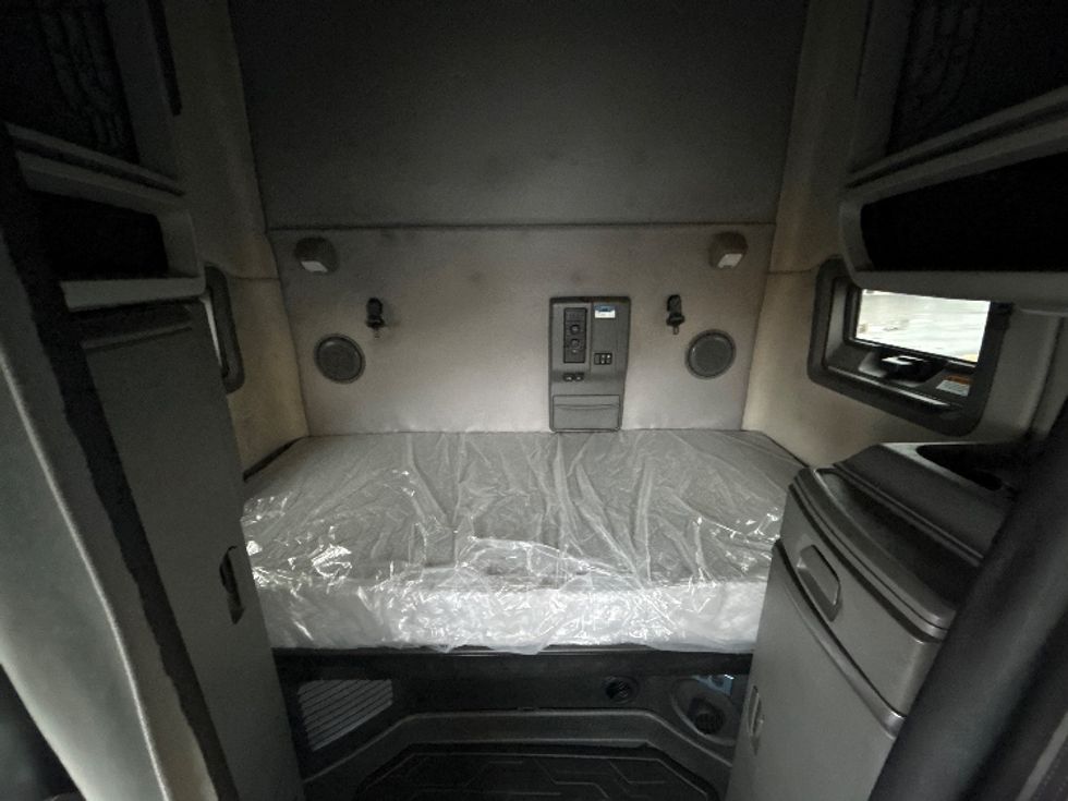 Sleeper Tractor-Heavy Duty Tractors-Volvo-2020-VNL64760-Madison-AL-675,818\n\t\tmiles-$ 50,250 - Image 16