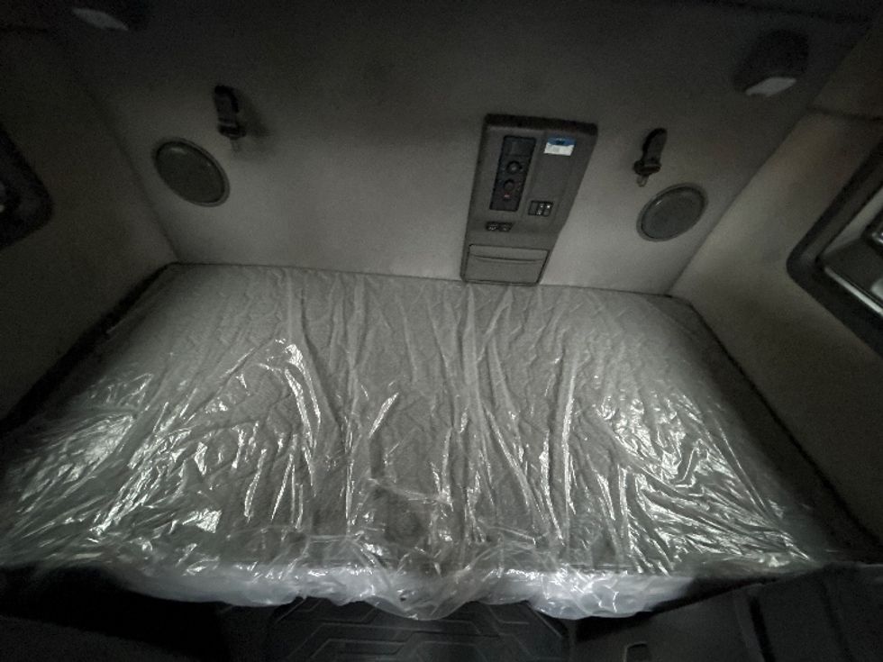 Sleeper Tractor-Heavy Duty Tractors-Volvo-2020-VNL64760-Madison-AL-675,818\n\t\tmiles-$ 50,250 - Image 17