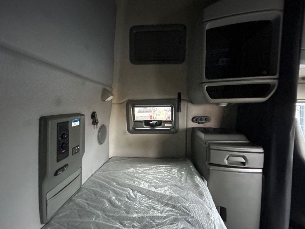 Sleeper Tractor-Heavy Duty Tractors-Volvo-2020-VNL64760-Madison-AL-675,818\n\t\tmiles-$ 50,250 - Image 18