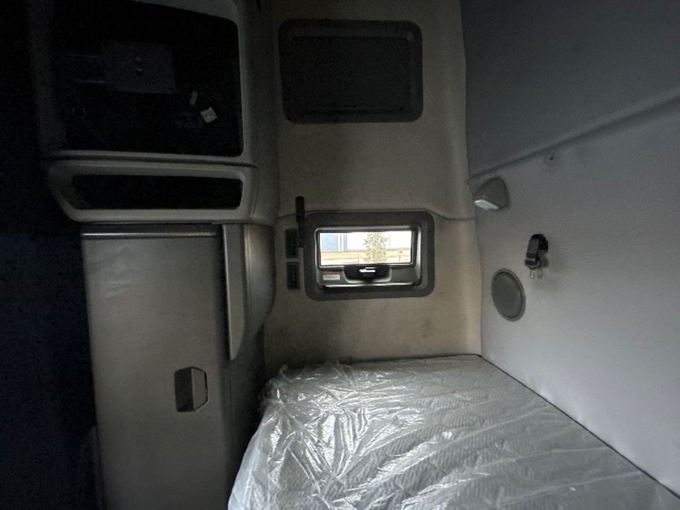 Sleeper Tractor-Heavy Duty Tractors-Volvo-2020-VNL64760-Madison-AL-675,818\n\t\tmiles-$ 50,250 - Image 19