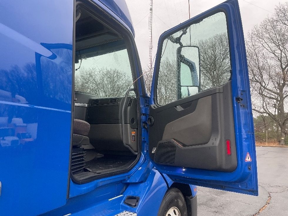 Sleeper Tractor-Heavy Duty Tractors-Volvo-2020-VNL64760-Memphis-TN-804,720\n\t\tmiles-$ 40,750 - Image 13