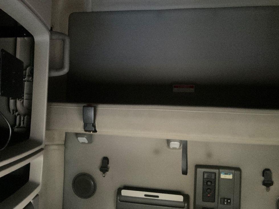 Sleeper Tractor-Heavy Duty Tractors-Volvo-2020-VNL64760-Memphis-TN-804,720\n\t\tmiles-$ 40,750 - Image 16