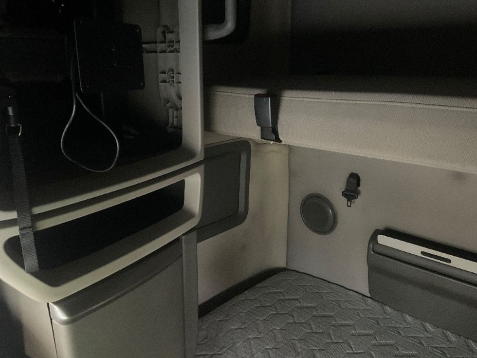 Sleeper Tractor-Heavy Duty Tractors-Volvo-2020-VNL64760-Memphis-TN-804,720\n\t\tmiles-$ 40,750 - Image 18