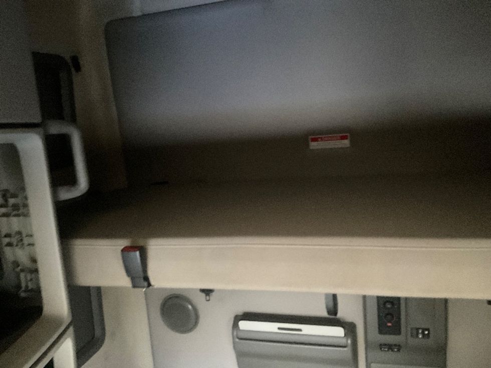 Sleeper Tractor-Heavy Duty Tractors-Volvo-2020-VNL64760-Memphis-TN-804,720\n\t\tmiles-$ 40,750 - Image 24