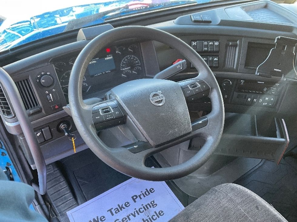 Sleeper Tractor-Heavy Duty Tractors-Volvo-2020-VNL64760-Milwaukee-WI-418,959\n\t\tmiles-$ 65,000 - Image 10