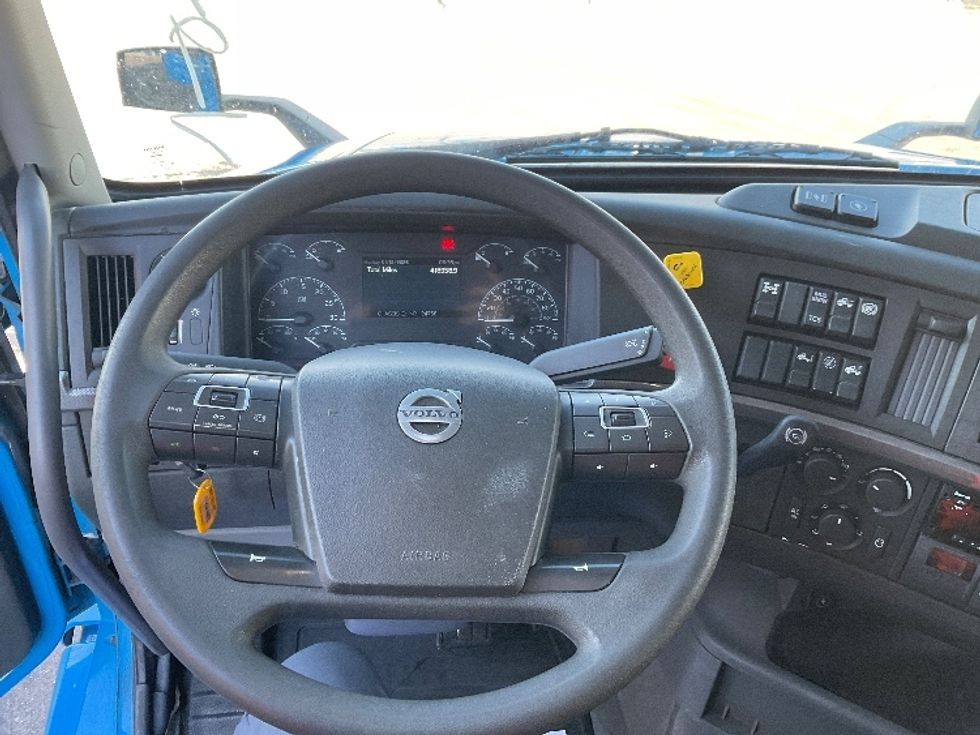 Sleeper Tractor-Heavy Duty Tractors-Volvo-2020-VNL64760-Milwaukee-WI-418,959\n\t\tmiles-$ 65,000 - Image 11