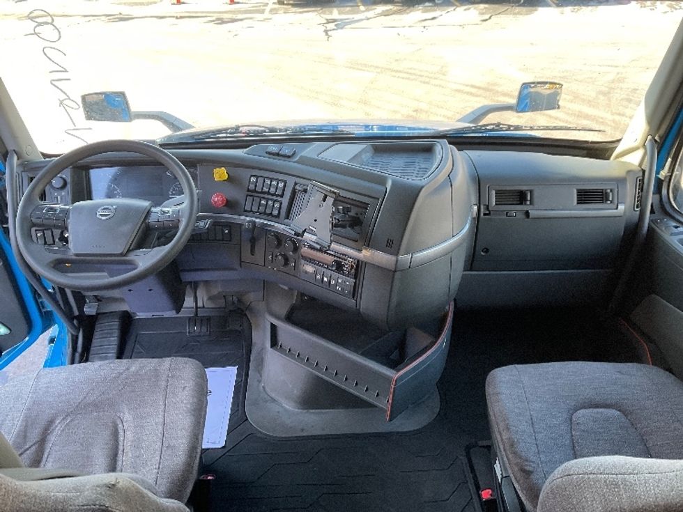 Sleeper Tractor-Heavy Duty Tractors-Volvo-2020-VNL64760-Milwaukee-WI-418,959\n\t\tmiles-$ 65,000 - Image 12