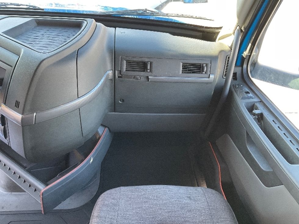 Sleeper Tractor-Heavy Duty Tractors-Volvo-2020-VNL64760-Milwaukee-WI-418,959\n\t\tmiles-$ 65,000 - Image 13