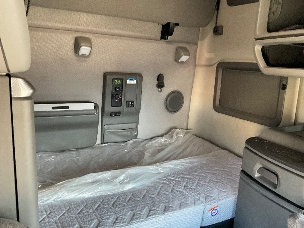 Sleeper Tractor-Heavy Duty Tractors-Volvo-2020-VNL64760-Milwaukee-WI-418,959\n\t\tmiles-$ 65,000 - Image 15