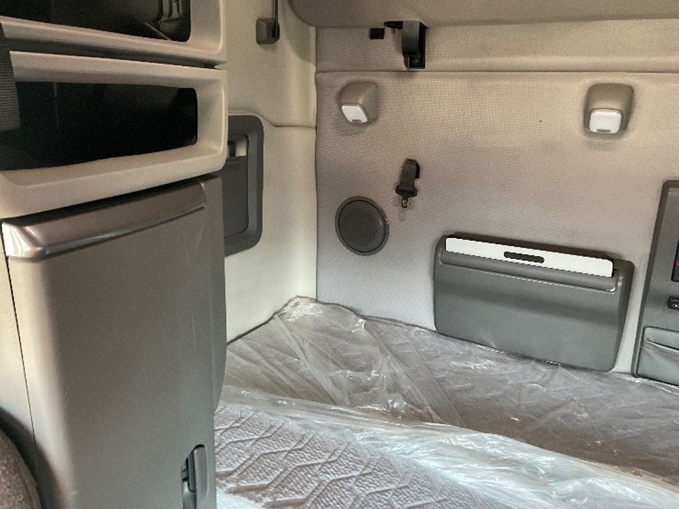 Sleeper Tractor-Heavy Duty Tractors-Volvo-2020-VNL64760-Milwaukee-WI-418,959\n\t\tmiles-$ 65,000 - Image 16