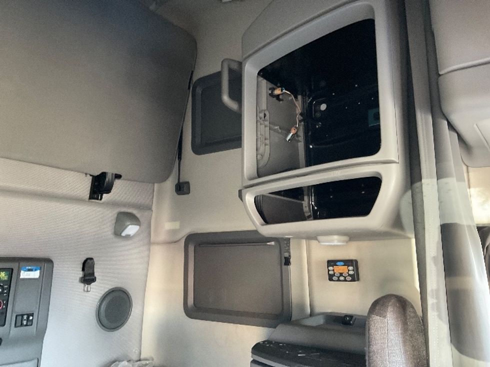 Sleeper Tractor-Heavy Duty Tractors-Volvo-2020-VNL64760-Milwaukee-WI-418,959\n\t\tmiles-$ 65,000 - Image 18