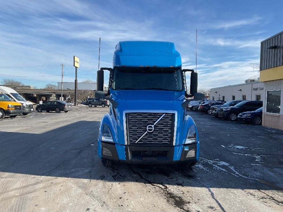 Sleeper Tractor-Heavy Duty Tractors-Volvo-2020-VNL64760-Milwaukee-WI-418,959\n\t\tmiles-$ 65,000 - Image 2