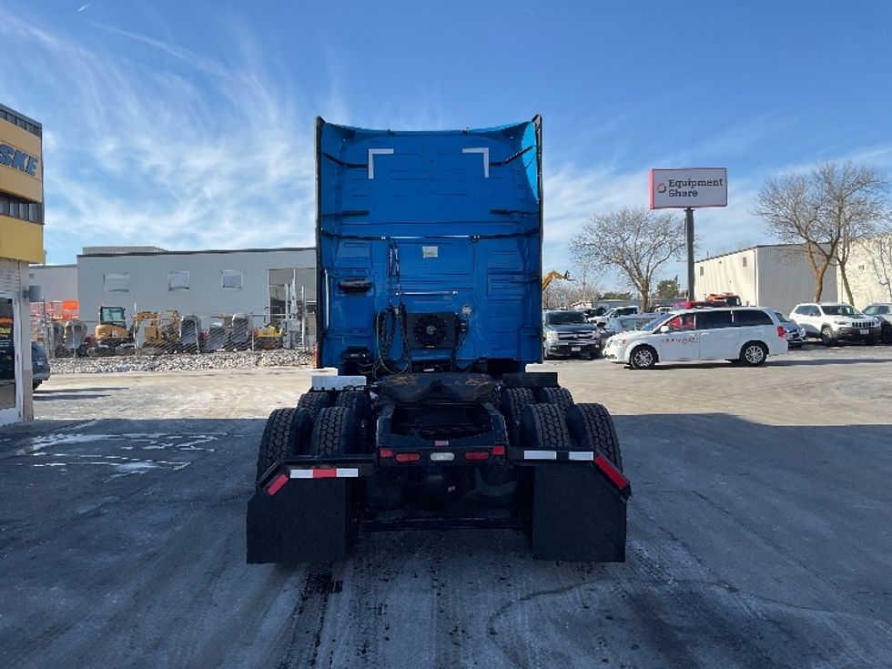 Sleeper Tractor-Heavy Duty Tractors-Volvo-2020-VNL64760-Milwaukee-WI-418,959\n\t\tmiles-$ 65,000 - Image 6