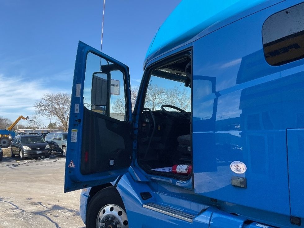 Sleeper Tractor-Heavy Duty Tractors-Volvo-2020-VNL64760-Milwaukee-WI-418,959\n\t\tmiles-$ 65,000 - Image 9