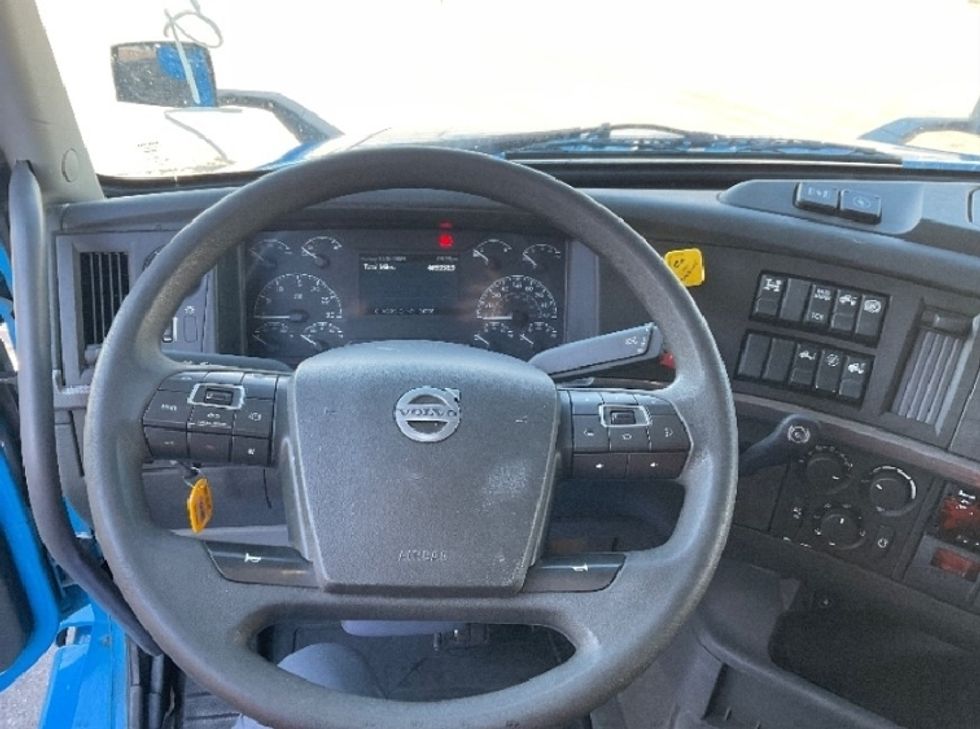 Sleeper Tractor-Heavy Duty Tractors-Volvo-2020-VNL64760-Milwaukee-WI-478,701\n\t\tmiles-$ 61,750 - Image 11