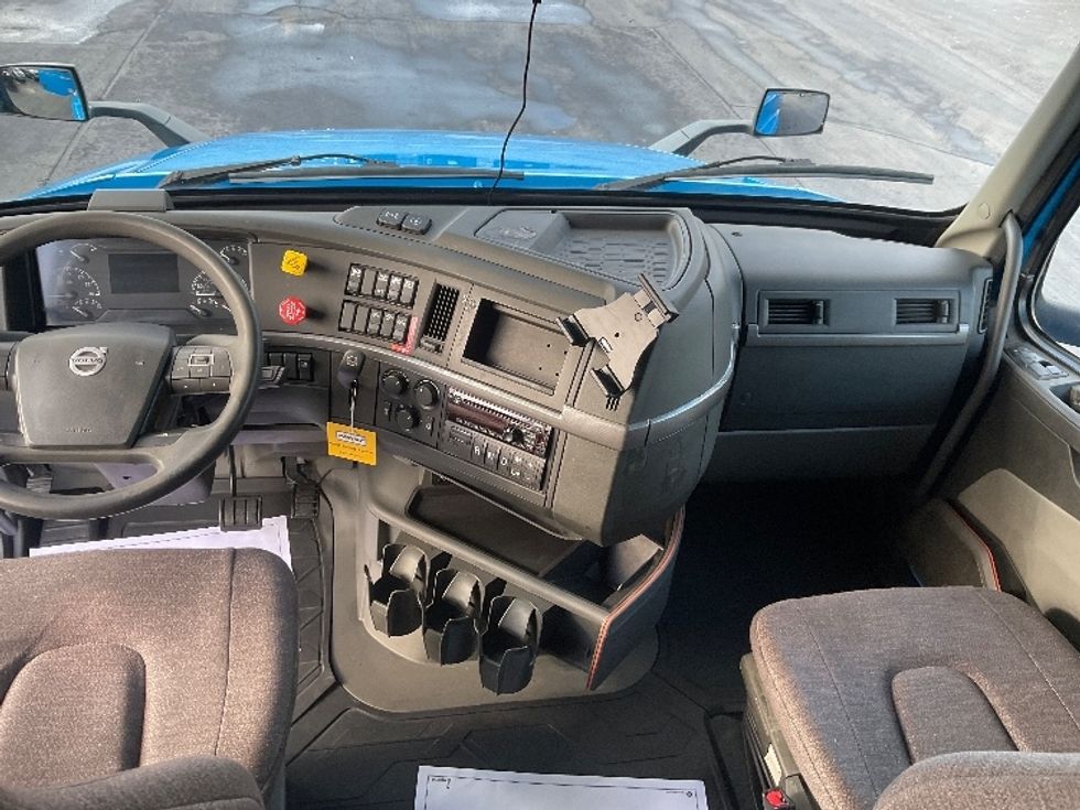 Sleeper Tractor-Heavy Duty Tractors-Volvo-2020-VNL64760-Milwaukee-WI-478,701\n\t\tmiles-$ 61,750 - Image 12