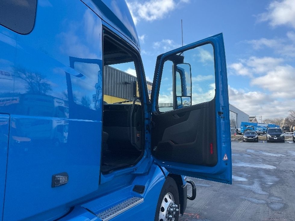 Sleeper Tractor-Heavy Duty Tractors-Volvo-2020-VNL64760-Milwaukee-WI-478,701\n\t\tmiles-$ 61,750 - Image 13