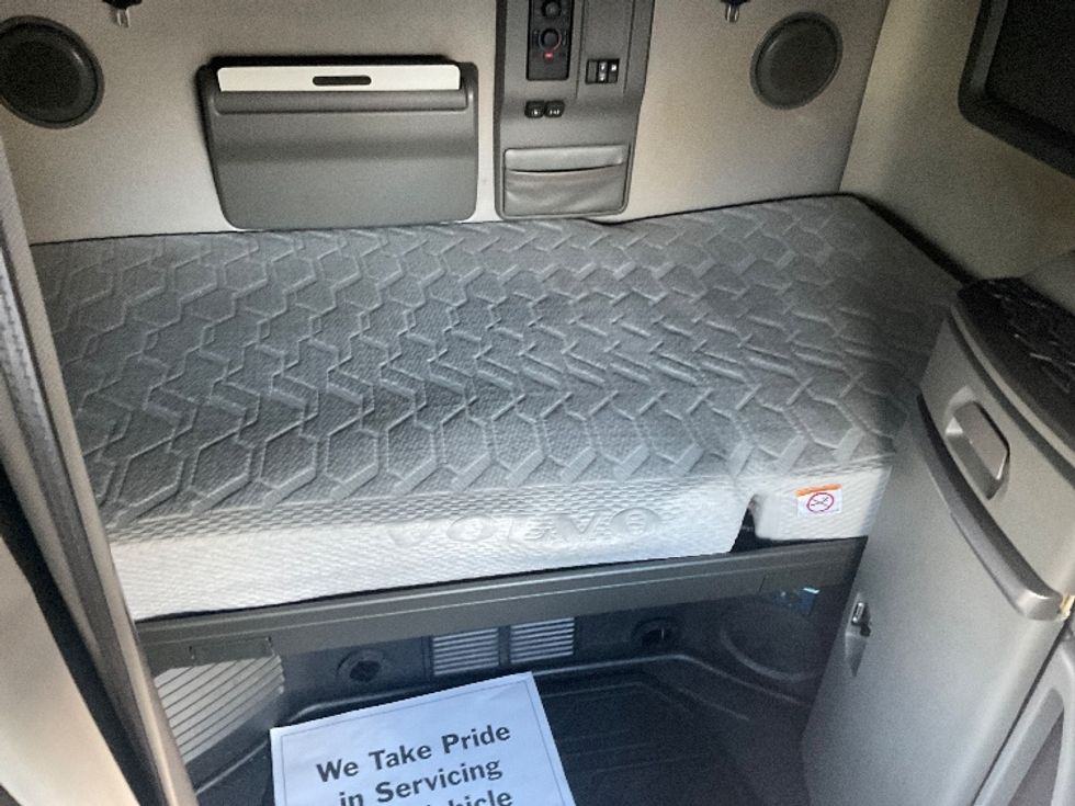 Sleeper Tractor-Heavy Duty Tractors-Volvo-2020-VNL64760-Milwaukee-WI-478,701\n\t\tmiles-$ 61,750 - Image 16