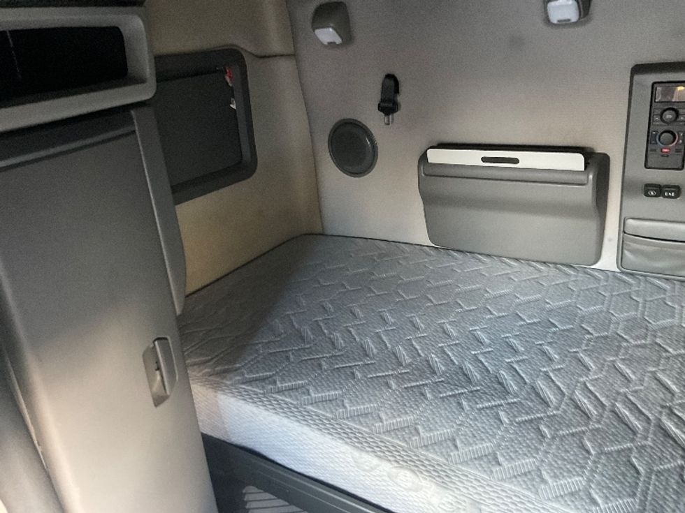 Sleeper Tractor-Heavy Duty Tractors-Volvo-2020-VNL64760-Milwaukee-WI-478,701\n\t\tmiles-$ 61,750 - Image 18