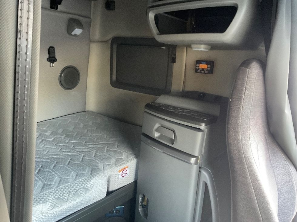 Sleeper Tractor-Heavy Duty Tractors-Volvo-2020-VNL64760-Milwaukee-WI-478,701\n\t\tmiles-$ 61,750 - Image 19