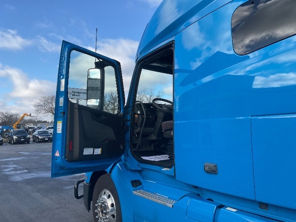 Sleeper Tractor-Heavy Duty Tractors-Volvo-2020-VNL64760-Milwaukee-WI-478,701\n\t\tmiles-$ 61,750 - Image 9