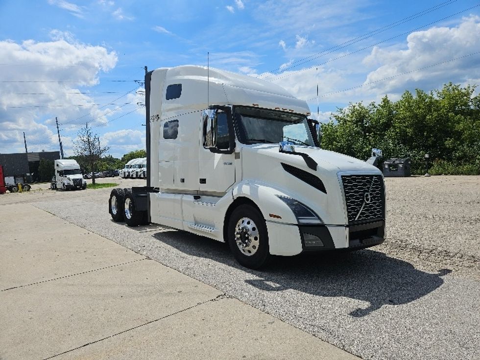 Sleeper Tractor-Heavy Duty Tractors-Volvo-2020-VNL64760-Milwaukee-WI-488,668\n\t\tmiles-$ 64,750 - Image 1