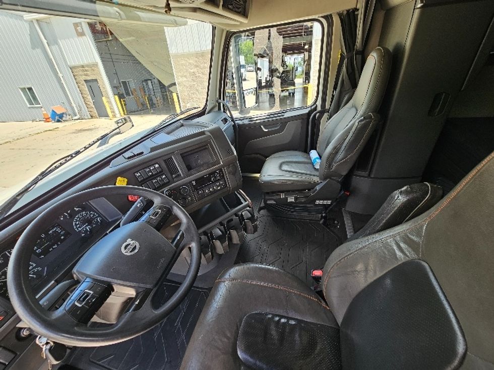 Sleeper Tractor-Heavy Duty Tractors-Volvo-2020-VNL64760-Milwaukee-WI-488,668\n\t\tmiles-$ 64,750 - Image 10