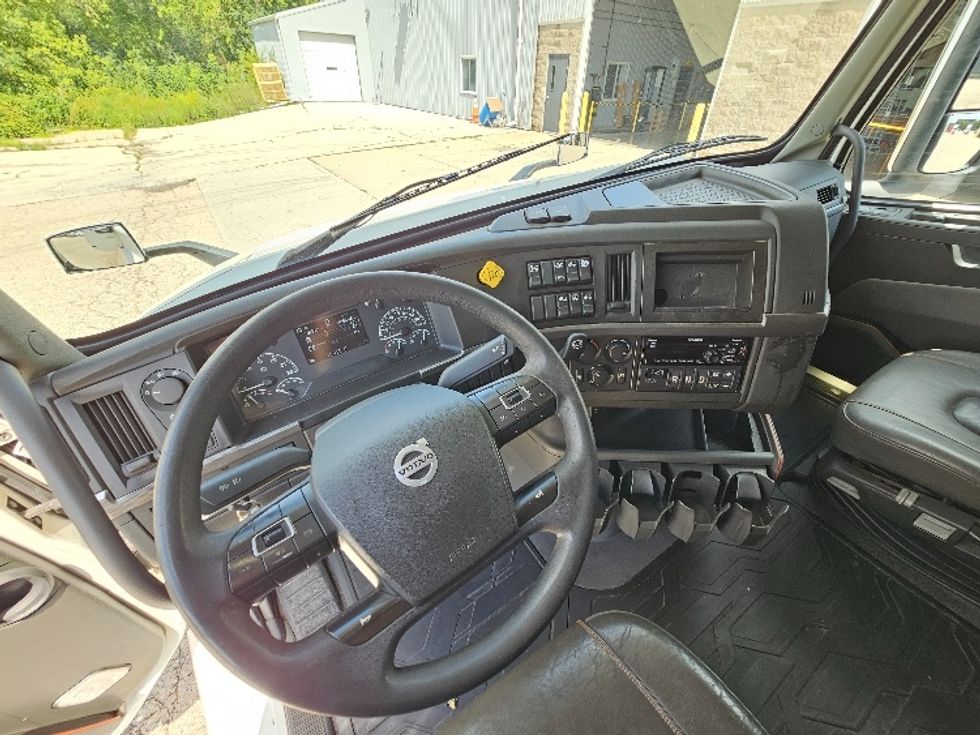 Sleeper Tractor-Heavy Duty Tractors-Volvo-2020-VNL64760-Milwaukee-WI-488,668\n\t\tmiles-$ 64,750 - Image 11