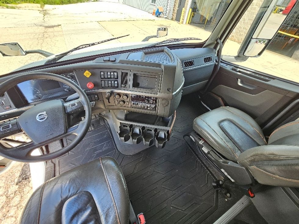 Sleeper Tractor-Heavy Duty Tractors-Volvo-2020-VNL64760-Milwaukee-WI-488,668\n\t\tmiles-$ 64,750 - Image 12