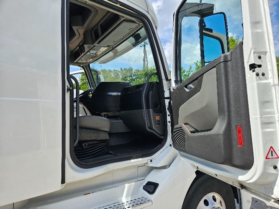 Sleeper Tractor-Heavy Duty Tractors-Volvo-2020-VNL64760-Milwaukee-WI-488,668\n\t\tmiles-$ 64,750 - Image 13