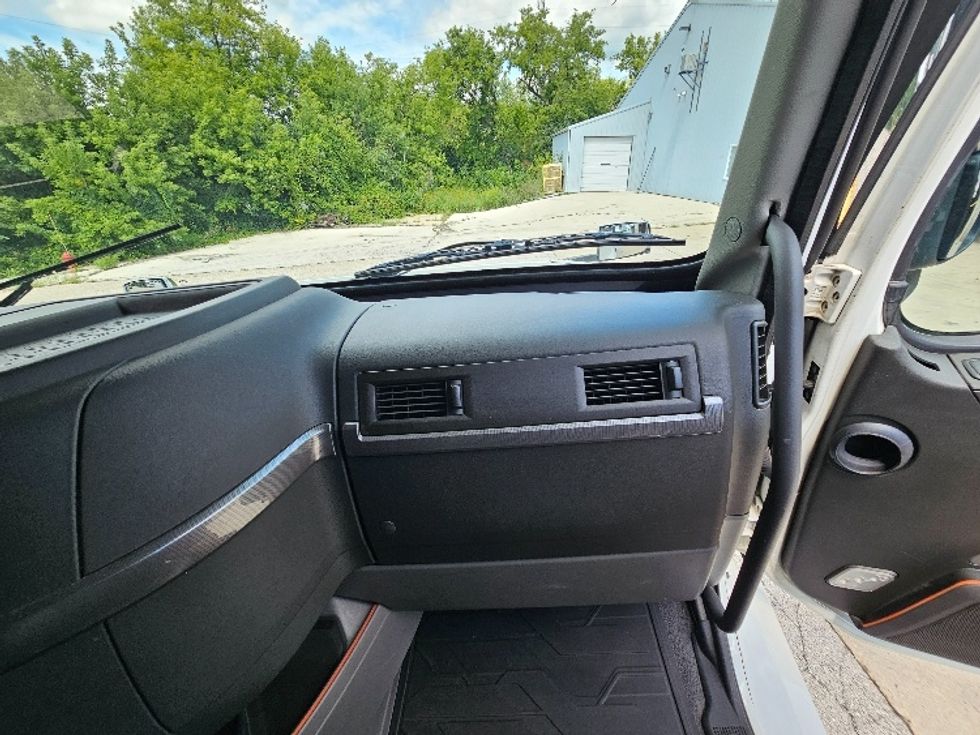 Sleeper Tractor-Heavy Duty Tractors-Volvo-2020-VNL64760-Milwaukee-WI-488,668\n\t\tmiles-$ 64,750 - Image 14