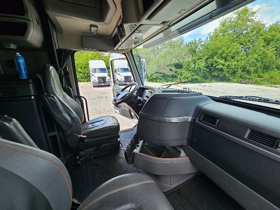 Sleeper Tractor-Heavy Duty Tractors-Volvo-2020-VNL64760-Milwaukee-WI-488,668\n\t\tmiles-$ 64,750 - Image 15