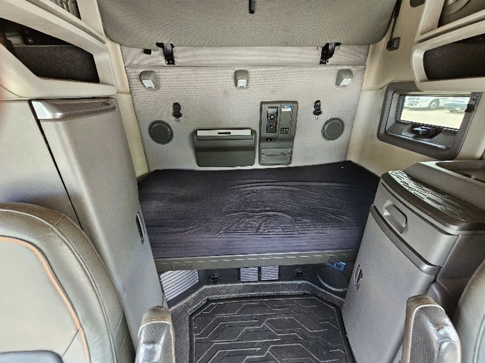 Sleeper Tractor-Heavy Duty Tractors-Volvo-2020-VNL64760-Milwaukee-WI-488,668\n\t\tmiles-$ 64,750 - Image 16