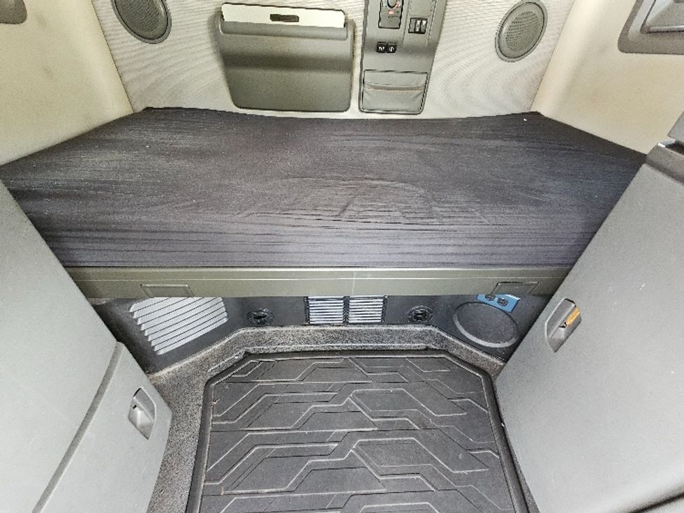 Sleeper Tractor-Heavy Duty Tractors-Volvo-2020-VNL64760-Milwaukee-WI-488,668\n\t\tmiles-$ 64,750 - Image 17