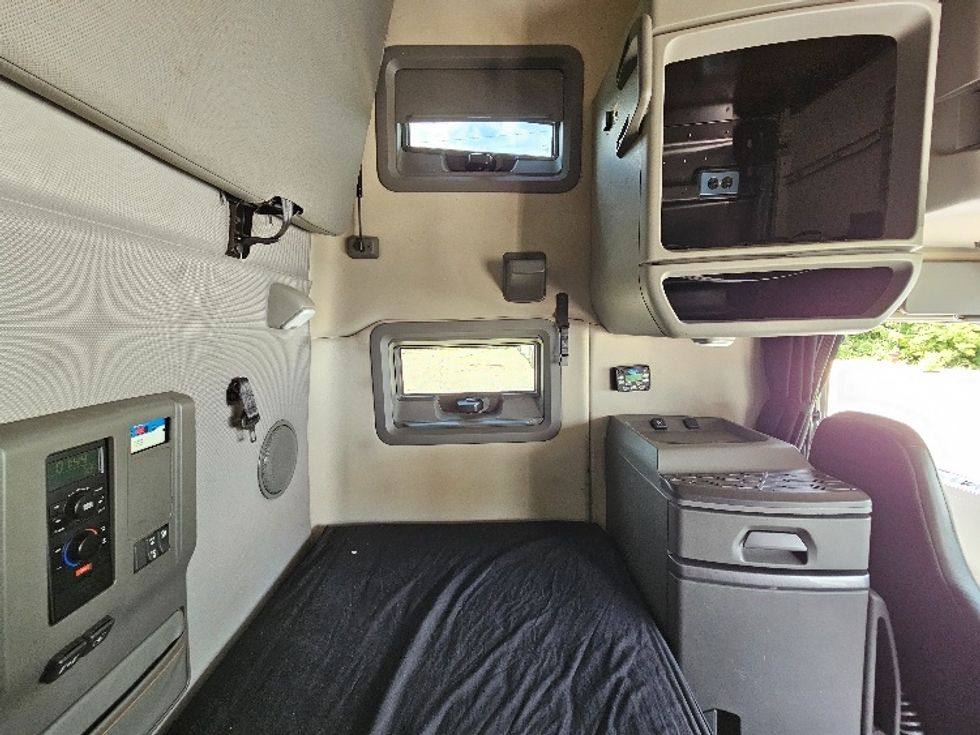 Sleeper Tractor-Heavy Duty Tractors-Volvo-2020-VNL64760-Milwaukee-WI-488,668\n\t\tmiles-$ 64,750 - Image 18