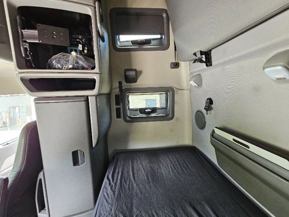 Sleeper Tractor-Heavy Duty Tractors-Volvo-2020-VNL64760-Milwaukee-WI-488,668\n\t\tmiles-$ 64,750 - Image 19