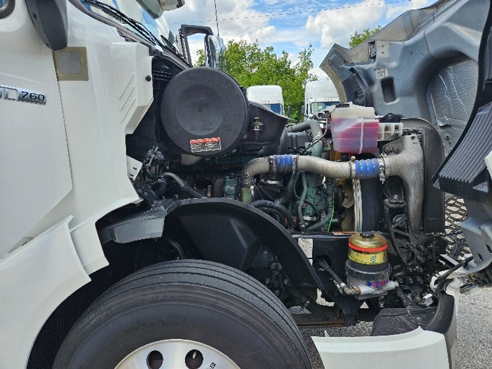 Sleeper Tractor-Heavy Duty Tractors-Volvo-2020-VNL64760-Milwaukee-WI-488,668\n\t\tmiles-$ 64,750 - Image 20
