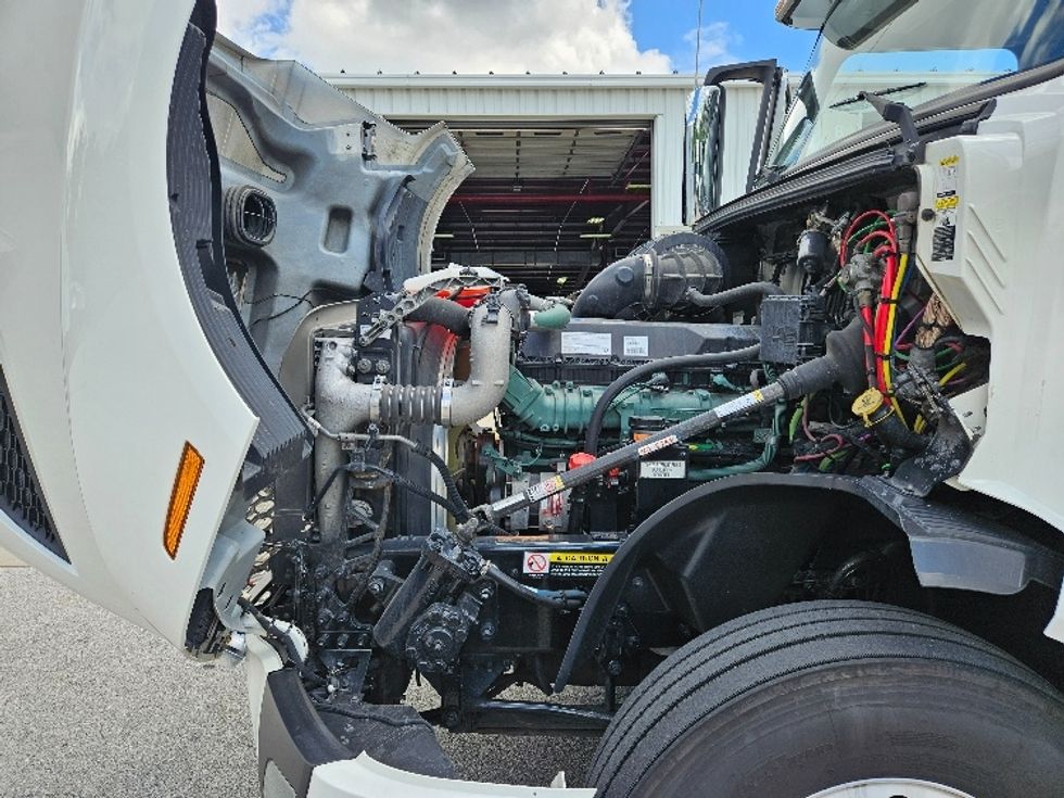 Sleeper Tractor-Heavy Duty Tractors-Volvo-2020-VNL64760-Milwaukee-WI-488,668\n\t\tmiles-$ 64,750 - Image 21