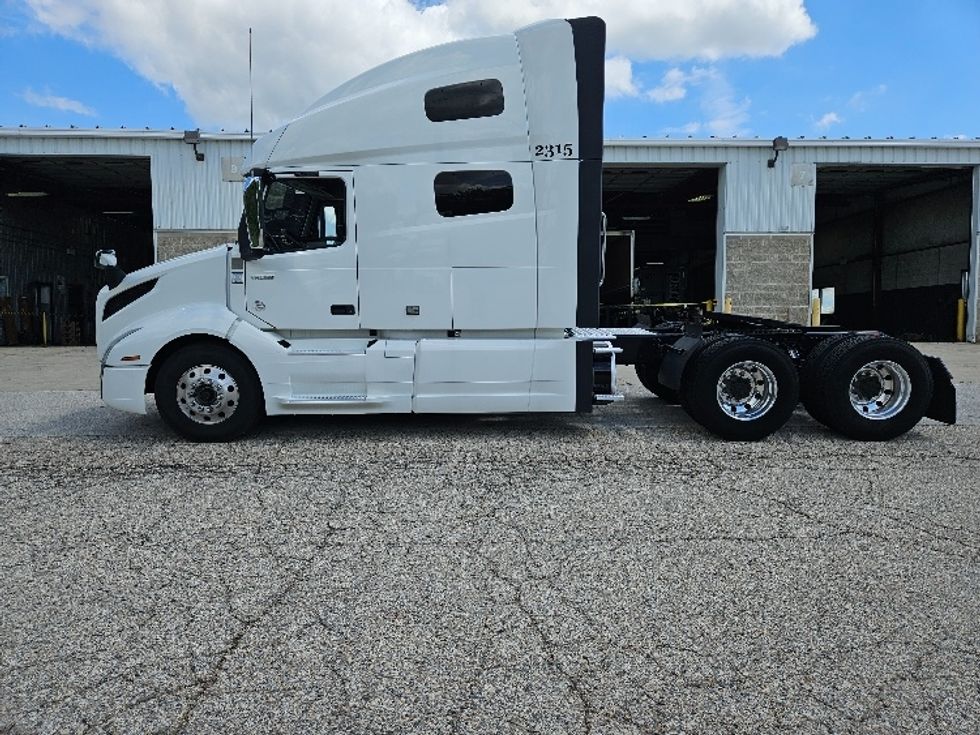 Sleeper Tractor-Heavy Duty Tractors-Volvo-2020-VNL64760-Milwaukee-WI-488,668\n\t\tmiles-$ 64,750 - Image 4