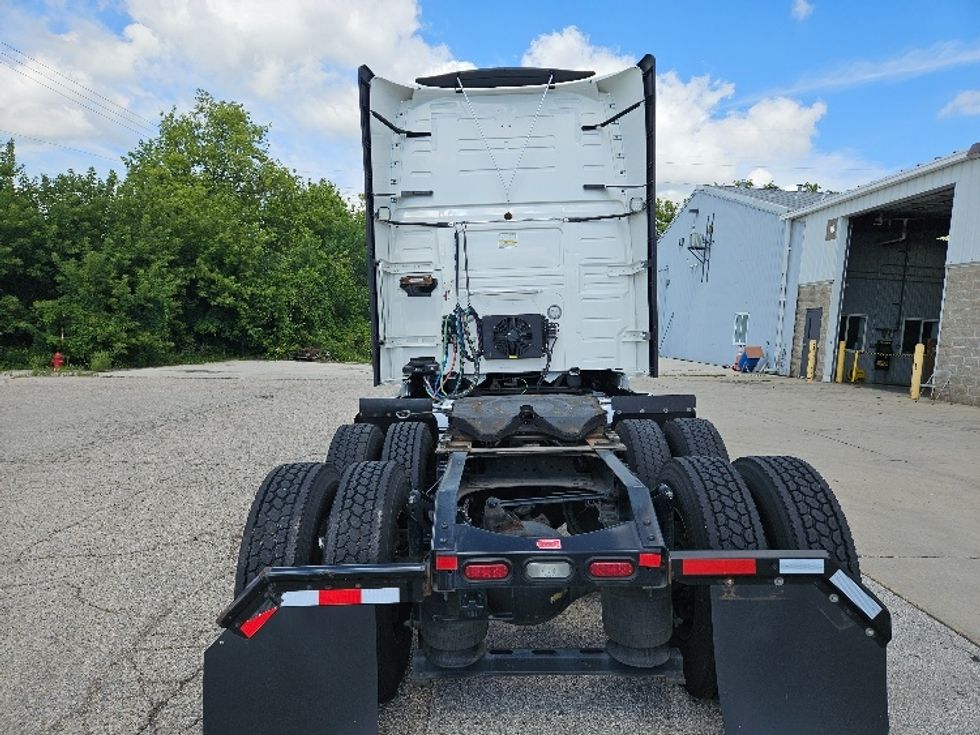 Sleeper Tractor-Heavy Duty Tractors-Volvo-2020-VNL64760-Milwaukee-WI-488,668\n\t\tmiles-$ 64,750 - Image 6
