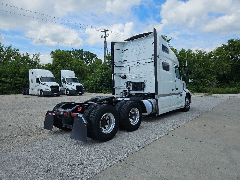 Sleeper Tractor-Heavy Duty Tractors-Volvo-2020-VNL64760-Milwaukee-WI-488,668\n\t\tmiles-$ 64,750 - Image 7