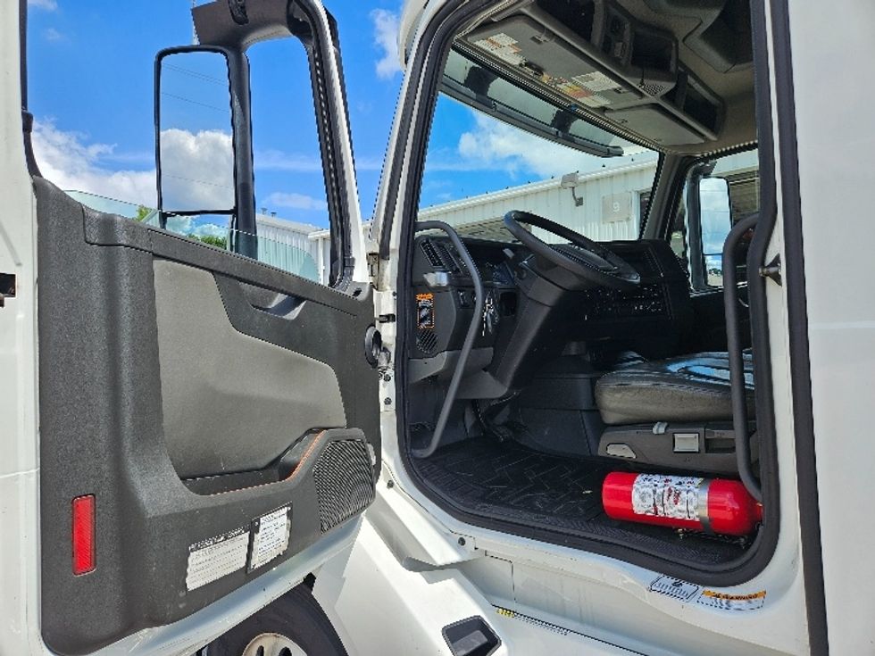 Sleeper Tractor-Heavy Duty Tractors-Volvo-2020-VNL64760-Milwaukee-WI-488,668\n\t\tmiles-$ 64,750 - Image 9