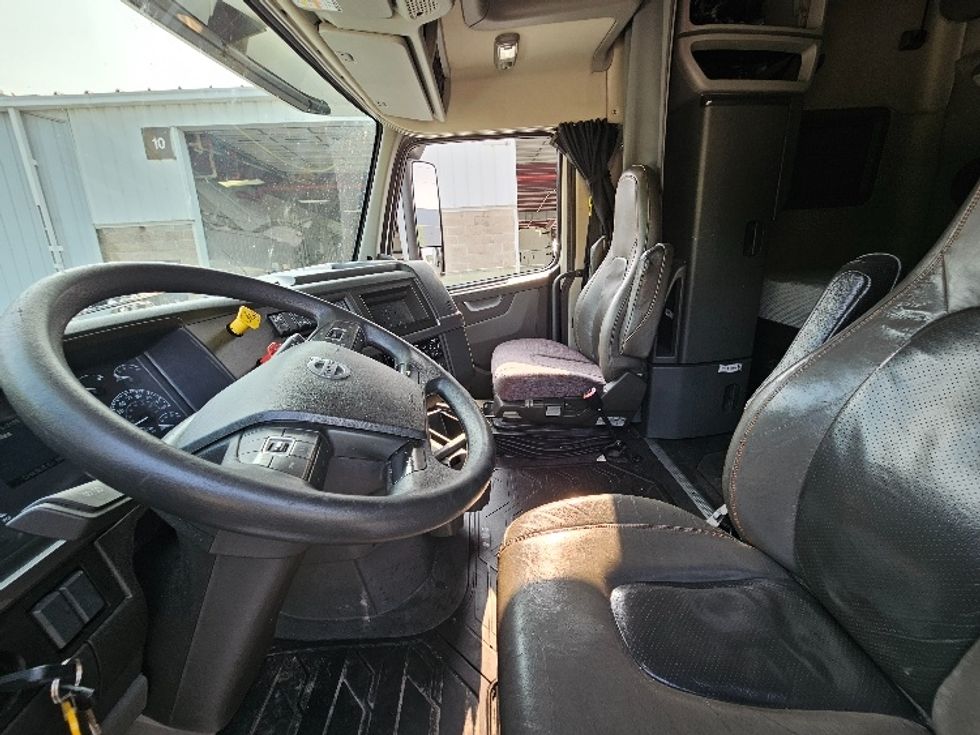 Sleeper Tractor-Heavy Duty Tractors-Volvo-2020-VNL64760-Milwaukee-WI-497,566\n\t\tmiles-$ 64,250 - Image 10