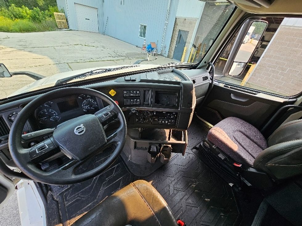 Sleeper Tractor-Heavy Duty Tractors-Volvo-2020-VNL64760-Milwaukee-WI-497,566\n\t\tmiles-$ 64,250 - Image 11